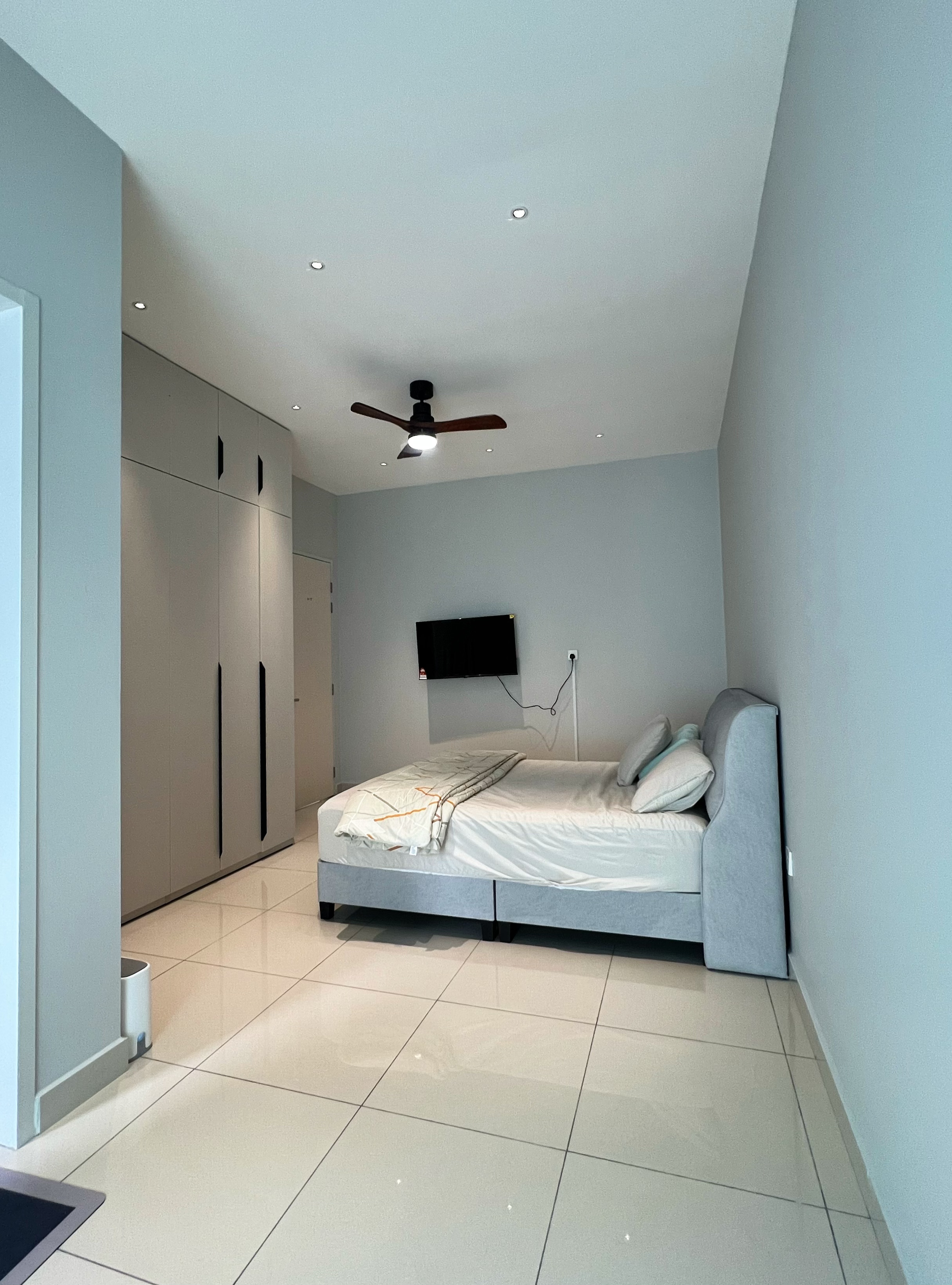 Medium Room Thumbnail 2